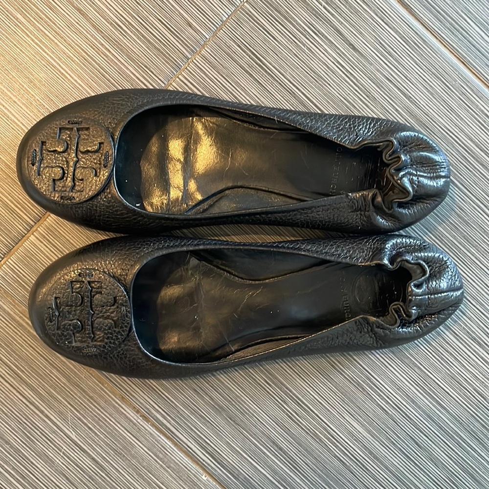 Tory Burch Black Pebbled Leather Flat - Size 7.5